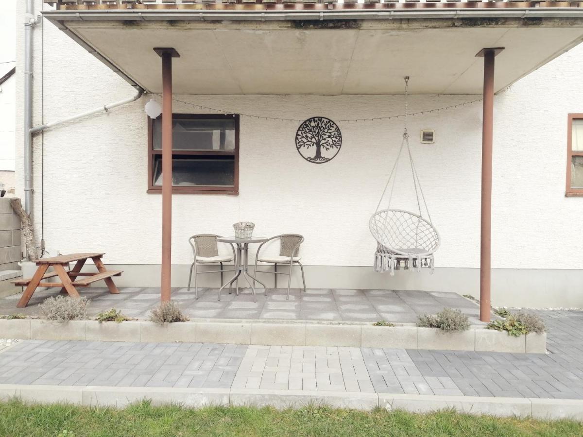 Ferienwohnung Christine Mit Sauna Und Whirlpool Utzerath Exterior foto